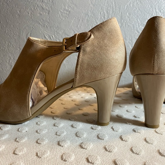 BANDOLINO Tan Women’s Cutout Booties - Picture 6 of 16